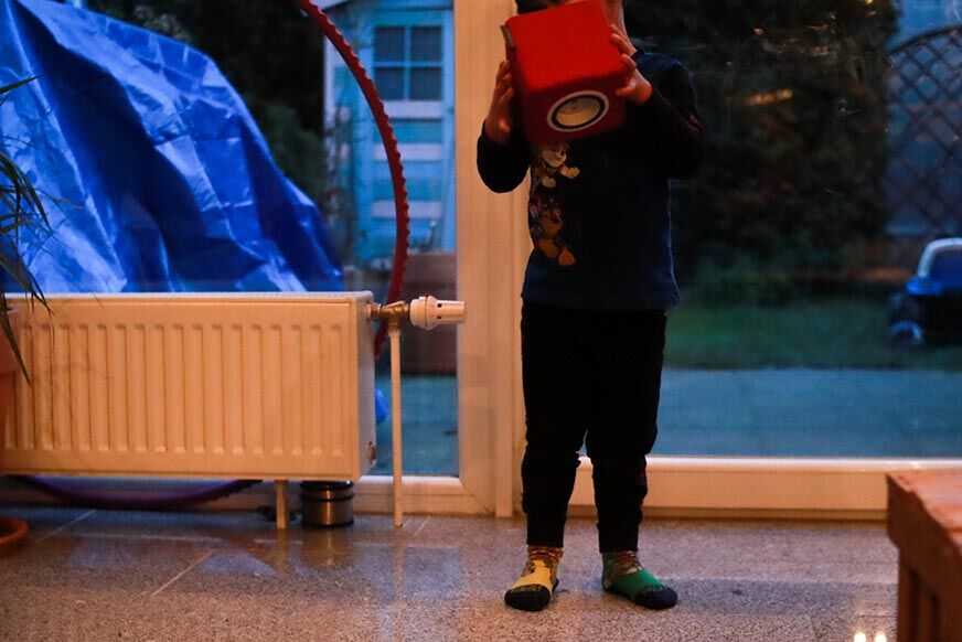 Child throwing the Toniebox on the floor